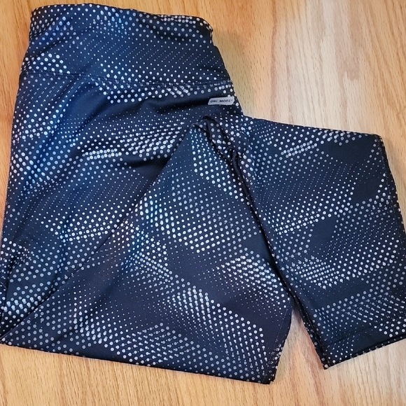 Black and White Patterned Leggings - Picture 4 of 5